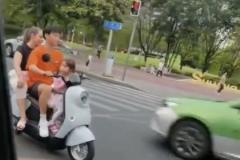 楊明洋成都街頭騎電動(dòng)車載妻女未戴頭盔引熱議