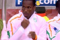 嚇死魔獸了！C羅世界波擊中立柱后德羅巴默默在胸前劃十字架