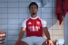 阿森納新賽季主場(chǎng)球衣發(fā)布：經(jīng)典紅白配色搭配肩部紅色條紋