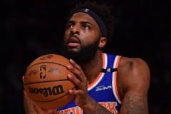 米切爾遭羅賓遜首節(jié)兩次封蓋4罰4中貢獻(xiàn)6分5籃板