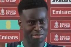 格伊黑人問(wèn)號(hào)臉回應(yīng)曼城掉隊(duì)話題：這不踢決賽呢嗎？