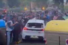 警方通報加泰德比場外車輛撞人事件：司機因遭投擲物品引發(fā)恐慌