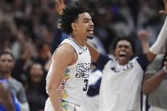 數(shù)據(jù)加1 斯特勞瑟三分4中3砍15分 末節(jié)拼掉假牙展現(xiàn)韌性