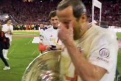 開心！回顧奪冠現(xiàn)場(chǎng)凱恩感受德國(guó)啤酒?。∵@色澤真漂亮??！