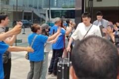 背水一戰(zhàn)！北京男籃赴杭出征 球迷送行助威加油