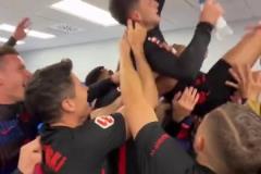 隊寵?。∨宓吕镌诟率冶魂犛迅吒吲e起，還高呼其名字