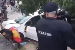 現(xiàn)場一片混亂！巴薩vs西班牙人場外發(fā)生車禍 有球迷倒在地上不起