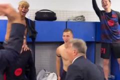 巴薩2-0西班牙人提前兩輪奪冠！拉波爾塔和球員在更衣室慶祝