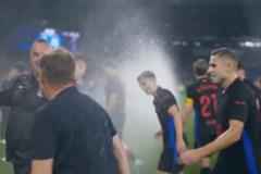 阻止慶祝！西班牙人噴水驅(qū)趕巴薩球員！巴薩球員無視仍唱跳慶祝