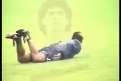 當(dāng)球王化身海豹！珍藏視頻：苦中作樂的馬拉多納！