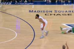 引爭議！唐斯logo三分飆中，但絆倒霍勒迪進攻犯規(guī)進球無效！