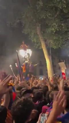 巴薩球迷高呼梅西名字慶祝奪冠