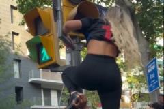 拉菲尼亞妻子在奪冠游行中嘗試爬上紅綠燈未果