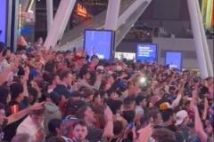 25年期盼終實現(xiàn)！尼克斯球迷街頭狂歡迎接東決歸來