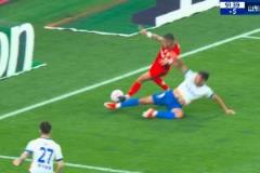 馬德魯加放鏟萊昂納多倒地，麥麥提江未表態(tài)，VAR確認無點球