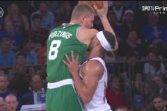 生化攻擊哈特防守時臉直接貼到波津腋下，隨后被換下場休息！