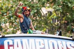 拉菲尼亞曬巴薩游行照片，冠軍獎杯上刻著每個人的名字！