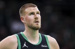 波津常規(guī)賽與季后賽表現(xiàn) stark contrast：19.5分48.9% vs 7.7分31.6%