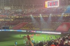 鳳凰山演唱會激情上演，蘇見信成都對決西海岸賽后清唱《海闊天空》