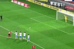 馬寧回看VAR判罰張呈棟犯規(guī)，羅慕洛主罰點球被撲！