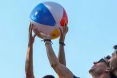 巴薩球員舉著沙灘球嘲諷維尼修斯奪冠游行慶祝