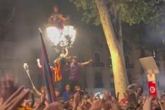 永遠在心中！巴薩球迷舉起4-0球衣，并高呼梅西名字