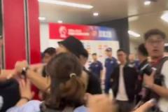 球迷寵兒！賽后謝場，蒯紀聞到哪喊聲到哪，看臺球迷還送上禮物