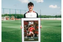 弗雷德里克森成為曼聯(lián)第254位青訓球員，獲贈紀念相框