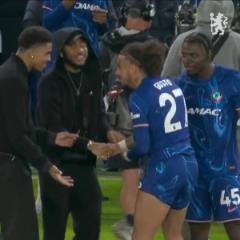 福法納、古斯托、恩昆庫和拉維亞激情熱聊手舞足蹈