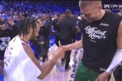 昔日隊友感情深！布倫森賽后與波爾津吉斯開心互動&擁抱致意