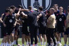 巴薩訓(xùn)練氣氛輕松，勒夫到場(chǎng)祝賀弗里克與特獅