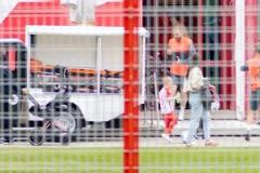 圖片報(bào)：拜仁球員攜家人出席本賽季最后一次訓(xùn)練課