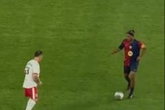 45歲小羅展現(xiàn)球感：踩單車+絲滑過人，對(duì)手紛紛膜拜