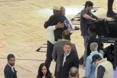 里弗斯觀賽WNBA見(jiàn)到庫(kù)明加激動(dòng)擁抱表達(dá)欣賞