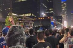 殺人誅心！綠軍大巴離開紐約時，尼克斯球迷大喊“BYE，BYE”