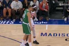 在打比賽呢你要干什么波津突然一下抱住米切羅，后者兩罰中一