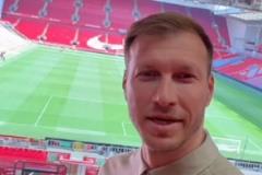 克拉萬帶領(lǐng)愛沙尼亞青年球員訪安菲爾德，與紅軍青訓(xùn)學(xué)院展開交流