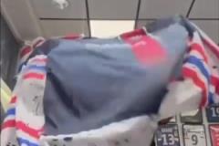 太損了！你在逗我嗎？當(dāng)理發(fā)師給馬賽球迷披上巴黎的圍兜！