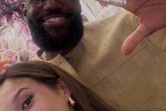 谷愛凌出席活動(dòng)與詹姆斯合照！網(wǎng)友打趣：這是戈登和老詹合照