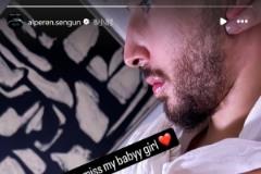 申京自拍展現(xiàn)低落情緒：想念我的寶貝女孩兒??