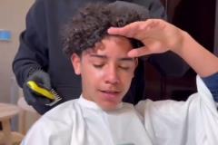 要和父親同款發(fā)型！迷你羅拿著C羅照片讓理發(fā)師照著剪