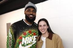 詹姆斯鼓勵(lì)新人并曬與凱特琳-克拉克合影：祝你這賽季好運(yùn)！