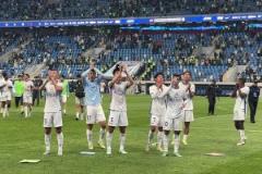 兄弟情不變！馬萊萊賽后謝場時(shí)和申花前隊(duì)友們溫情相擁