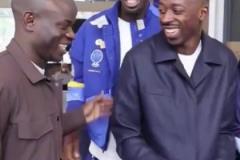 坎特到國(guó)家隊(duì)報(bào)到時(shí)受到熱烈歡迎，小圖拉姆和登貝萊爭(zhēng)相擁抱