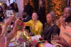 詹姆斯夫婦與同桌嘉賓共赴晚會(huì)舉杯共飲