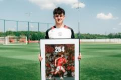 弗雷德里克森成為曼聯(lián)青訓(xùn)第254位一線隊(duì)出場球員，獲贈(zèng)首秀相框