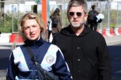 曼城死粉！太陽報：綠洲樂隊(duì)主唱與女兒共觀足總杯決賽