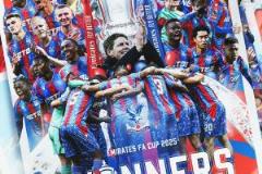 水晶宮首奪足總杯冠軍，建隊(duì)119年首次問鼎頂級(jí)賽事錦標(biāo)