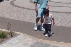 姆巴佩當(dāng)眾被小孩哥打了打，第一次看到姆巴佩被小孩子討厭啊