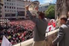 凱恩舉沙拉盤慶祝冠軍，拜仁官方：你與這個(gè)冠軍很配！